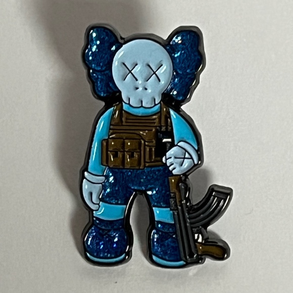 Kaws Glitter Gun Enamel Pin Hat Blue Pins Hats Hatpin New Era Cap Brooch Bag - Picture 1 of 8